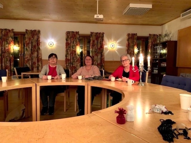 Stickcafé i Anttis byaförening. Eva, Lena och Inger är tre av deltagarna.
