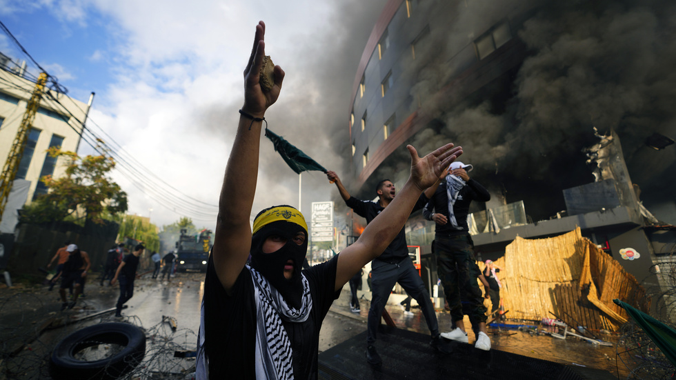 I Libanon drabbade hundratals demonstranter samman med landets säkerhetsstyrkor i Beirutförorten Aukar, nära USA:s ambassad, i onsdags.