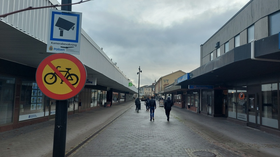 Vid starten på gågatan med kommunhuset i ryggen har en varningsskylt för kameraövervakning satts upp.