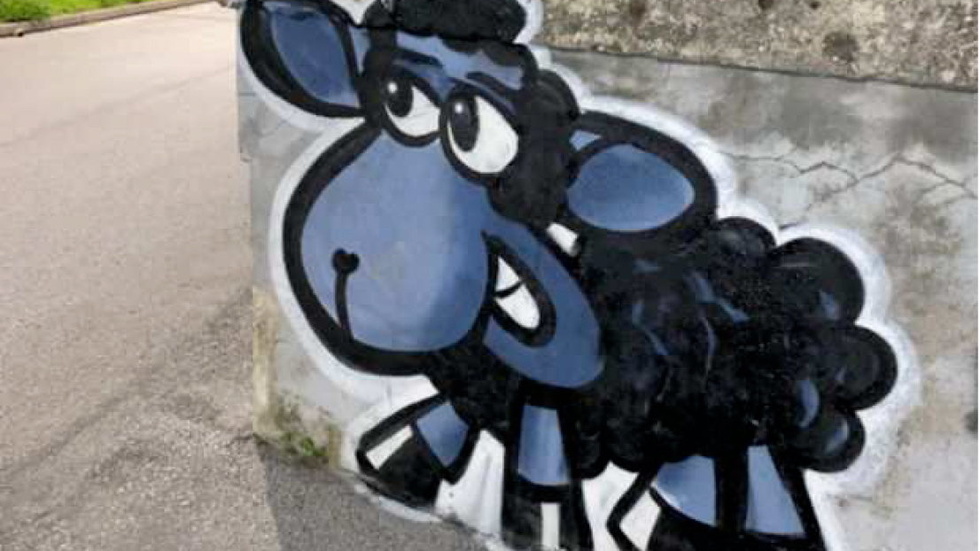Det är skillnad på klotter och klotter. Ett gulligt lamm som sprejmålats på en mur i Visby till och med ökade skönhetsvärdet, anser tingsrätten som friar den åtalade konstnären.