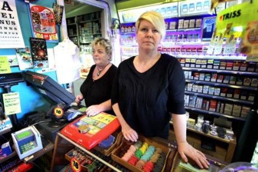 Färre försäljningsställen. Lännakiosken i Visby som drivs av Anna-Lotta Ekstedt är en av många frimärksombud som Posten sagt upp på Gotland. I bakgrunden står Lena Ekstrand, som också jobbar i kiosken.Foto: Rolf Jönsson