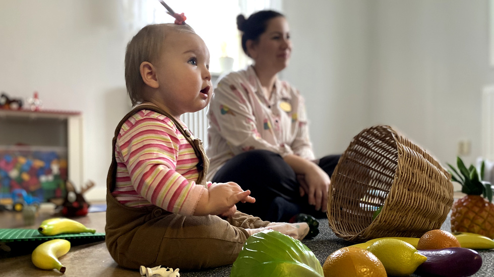 Klara som blir ett år i mars är på öppna förskolan tillsammans med mamma Jeanette medan storebror är på förskolan en våning upp.