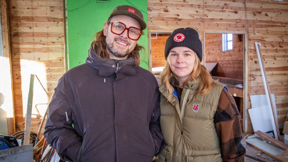 Sedan hösten 2020 har Fabian Bender och Lisa Abrahamsson hållit på med renoveringen av Lye handelsbod, även om arbetet i perioder stannat av olika anledningar. Under våren kommer Fabian att gå ner i arbetstid för att kunna mer kraft på renoveringen, och paret drömmar om att kunna fira nästa jul i huset. 