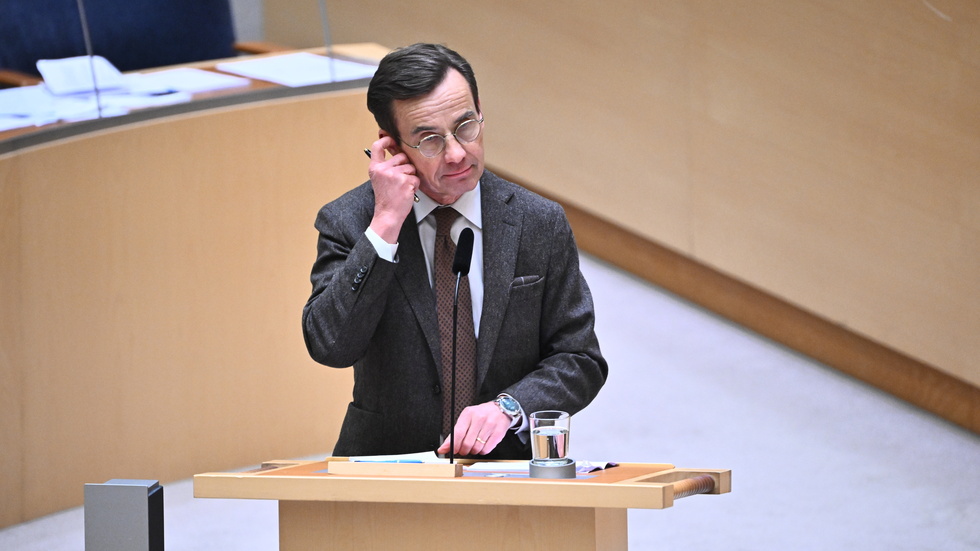 Statsminister Ulf Kristersson (M) svarar på frågor från riksdagsledamöterna direkt i kammaren.