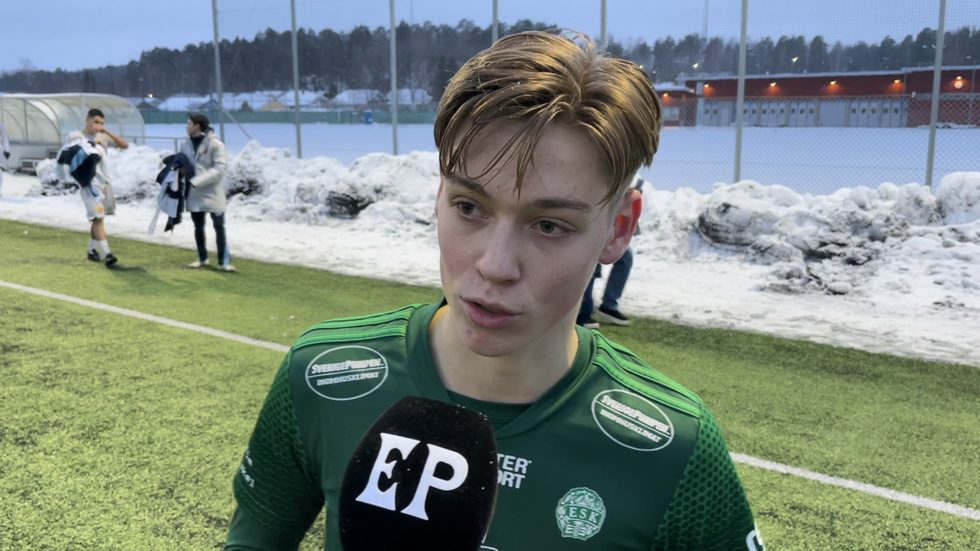 Axel Sveijer är klar för ESK till 2024. Här intervjuas IK Sirius-förvärvet efter träningsmatchen mot Djurgården förra helgen.