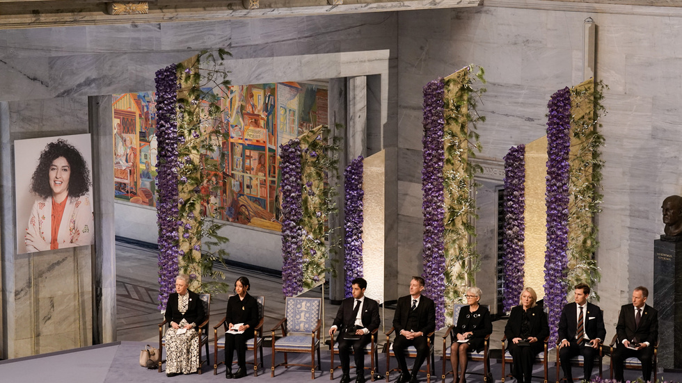 En tom stol och ett foto representerade fredspristagaren Narges Mohammadi, som sitter fängslad i Teheran.