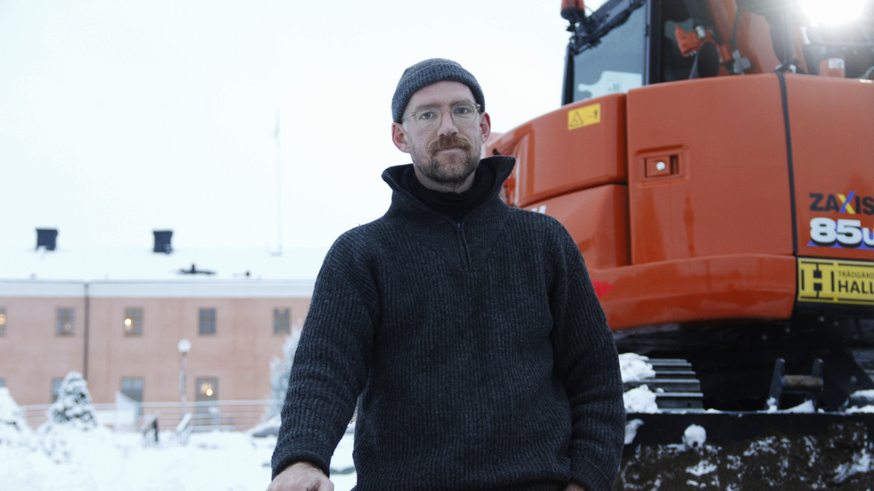 Adam Hultberg, arkeolog vid Upplandsmuseet, övervakar grävarbetet när den gamla trappan mellan Botaniska trädgården och Slottet grävs upp.