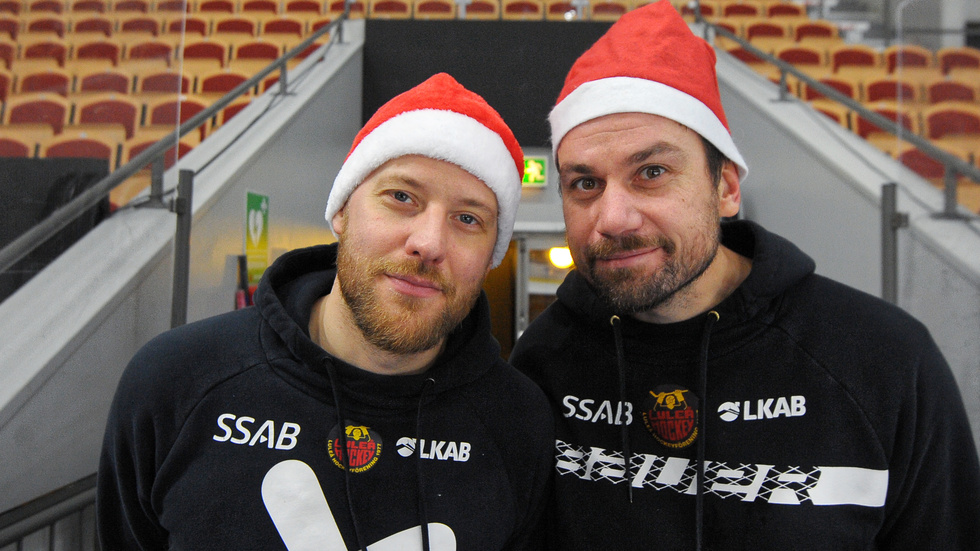 Luleå Hockeys jultomtar Linus Omark och Niklas Olausson.