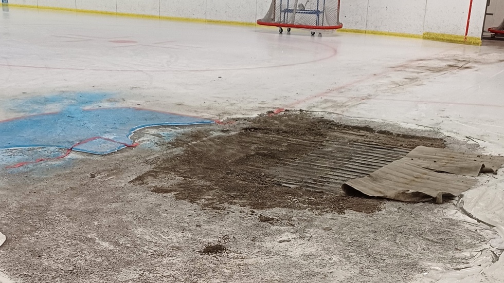 Reparationsarbetet kan påbörjas när läckan är hittad. Slangen som läcker ut saltvatten under isbädden har en kylfunktion. 