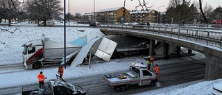 Taket på lastbilen avskalat efter kollision med viadukt