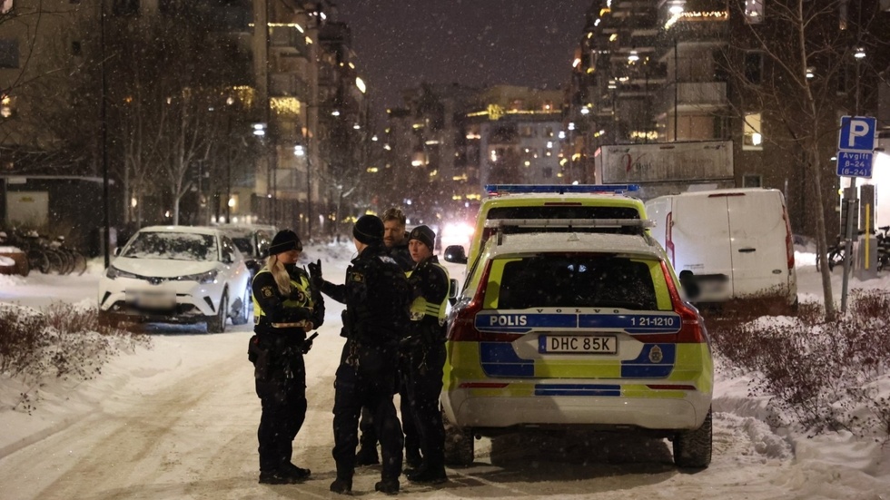 Polisinsats i Industristaden i helgen, efter att en man larmat om att flera gärningspersoner försökt råna honom i en bostad. 