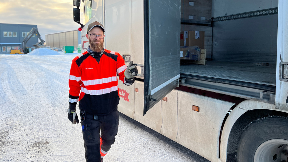 När Albin Granholm levererar sin last hoppar han vant ut ur den höga lastbilshytten och hälsar glatt på alla han möter.