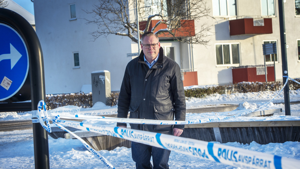 "Total förödelse", konstaterar kommunalrådet Daniel Portnoff, som själv vuxit upp i Vagnhärad, när han tittar ut över den eldhärjade fastigheten.