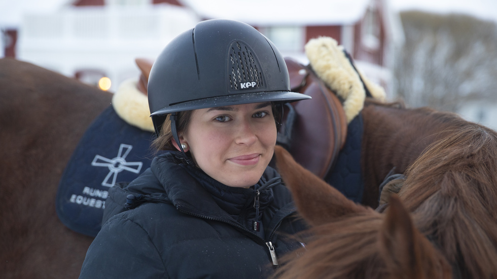 Amanda Skanefors som är nybakad hovslagare driver också Bensbygården utanför Luleå. 