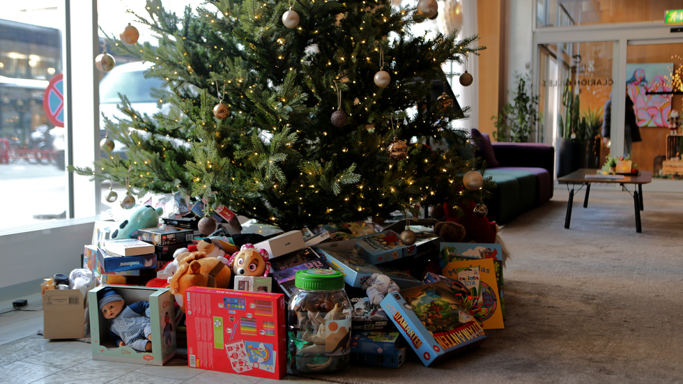 En undersökning visar att svenska hushåll kommer att spendera i genomsnitt 2 667 kronor per barn på julklappar i år. (Arkivbild)