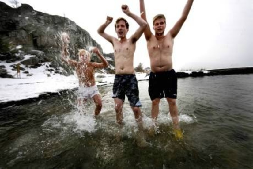 Vårskrik. Vi rusar lyckliga mot vårens första havsbad. Åtta plusgrader, i luften. Nära noll i vattnet. Härligt! Fredrik Karlsson, Simon och Jacob Frid ska alla vara med den första april då Gotlands Allehandas årliga evenemang Vårdoppet lockar flera hundra till Snäcks badstrand. FOTO: HENRIK RADHE