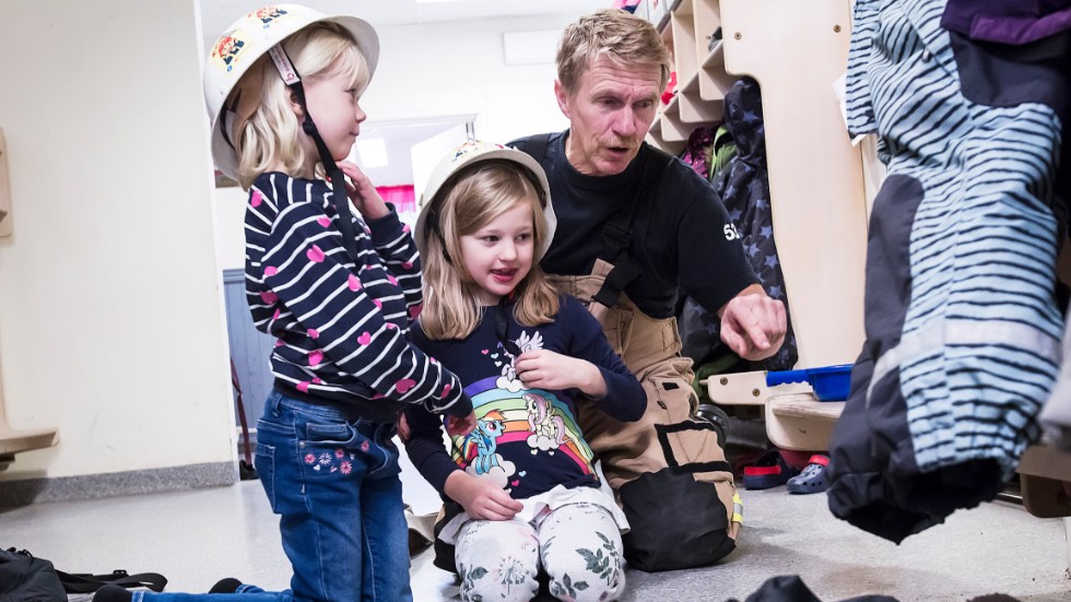 "Det brinner i kastrullen. Hur ska ni släcka elden?", frågar brandmannen Sven "Röret" Karlsson. Minibrandisarna Olivia Ragnehed och Lovelia Stenberg vet svar. "Lägga på locket så att den inte får luft."