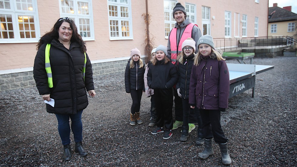 Rektor Maria Verter, aktivitetsansvariga Viktor Madell och eleverna Line Paulsson, Sally Särnstedt, Nova Blomgren, Alva Bjelkefelt och Stina Breitholtz. Line: "Nu har man alltid något att göra."