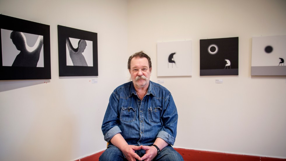 Magnus Lind och några av hans bilder, tillverkade i datorn pixel för pixel och sedan tryckta på kanvas. Bilderna till vänster är i serien "Slaget", det till höger serien "Grubbel".