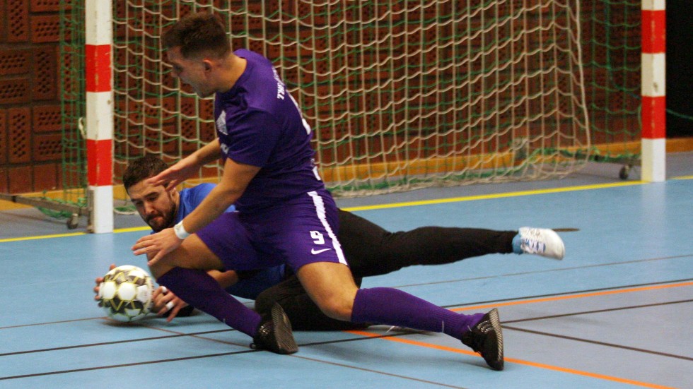 Motala FK, här Isko Krasniqi i en tidigare match, gav Dribbla United en hjälpande hand i division 2 när det spelades 2-2 mot Linköping futsal SK i helgen.