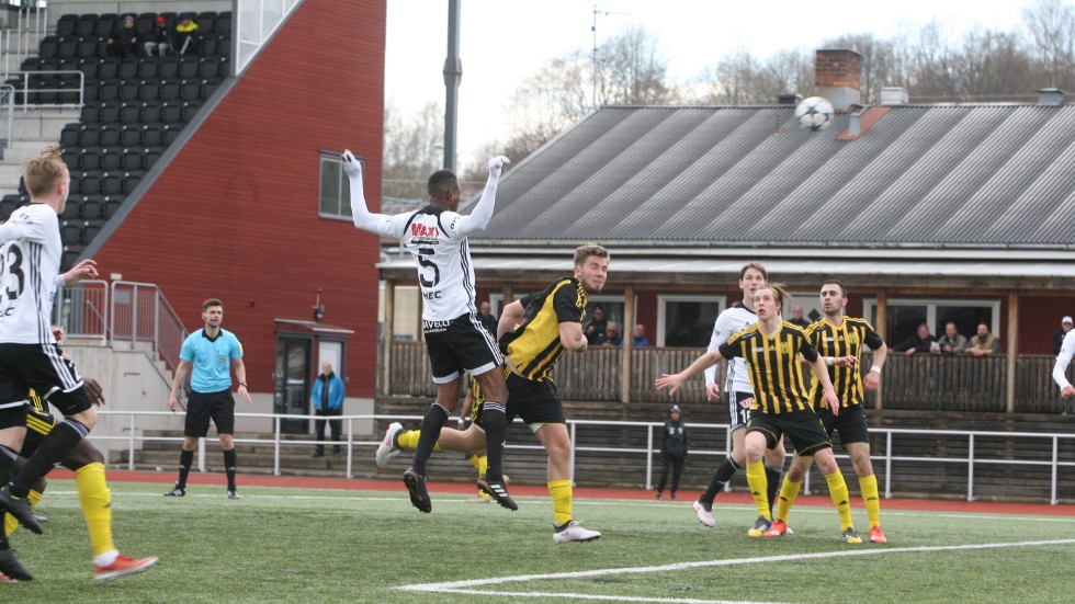 Ibrahim Koroma, vars en av fördelarna som spelare är huvudspelet, fortsätter i Motala AIF även 2020 i söderettan.