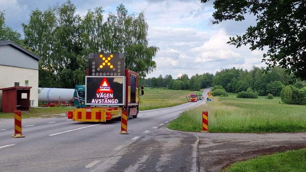 Väg 214 är avstängd efter en olycka på fredagen. Trafiken leds om via en grusväg.