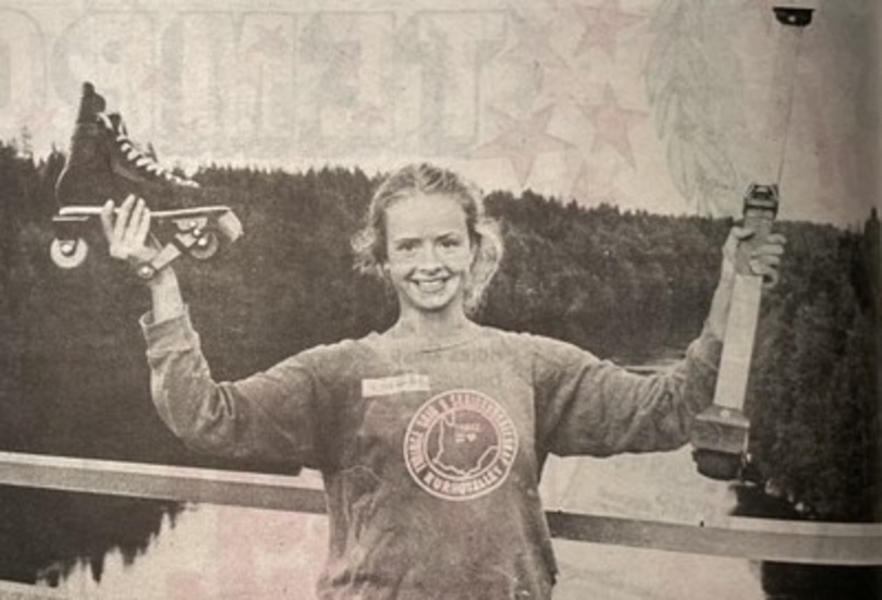 Anna Stenvall, 22 år från Sikfors, poserar med sina träningsredskap. Rullskridskor med det extra styrhjulet är en uppfinning av brorsan Karl-Johan – och det är en uppfinning som kanske kan föra Anna upp till damskidornas höjder.