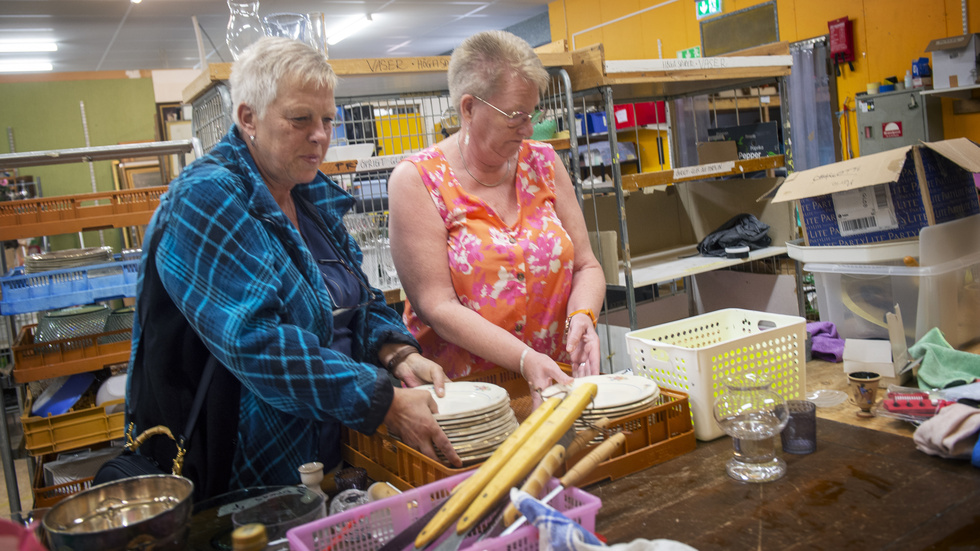 Lena Holmgren och Marita Karlsson bor i Brandkärr och jobbar på secondhandbutiken Öppen hand. De är inte förvånade över att S fick stort stöd i Brandkärr, samtidigt som valdeltagandet i stadsdelen var lågt. Lena Holmgren tror att S som "gammalt arbetarparti" tilltalar många i stadsdelen.