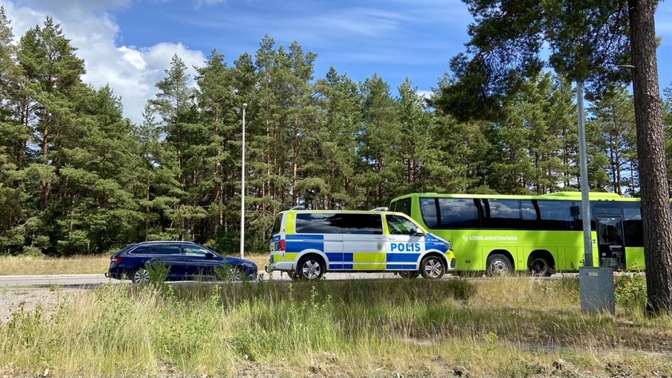 I samband med tumultet i början av juni blev Sörmlandstrafikens sönderslagna buss stående på Vingåkersvägen.