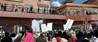 Här tågar nyblivna studenterna genom Flen