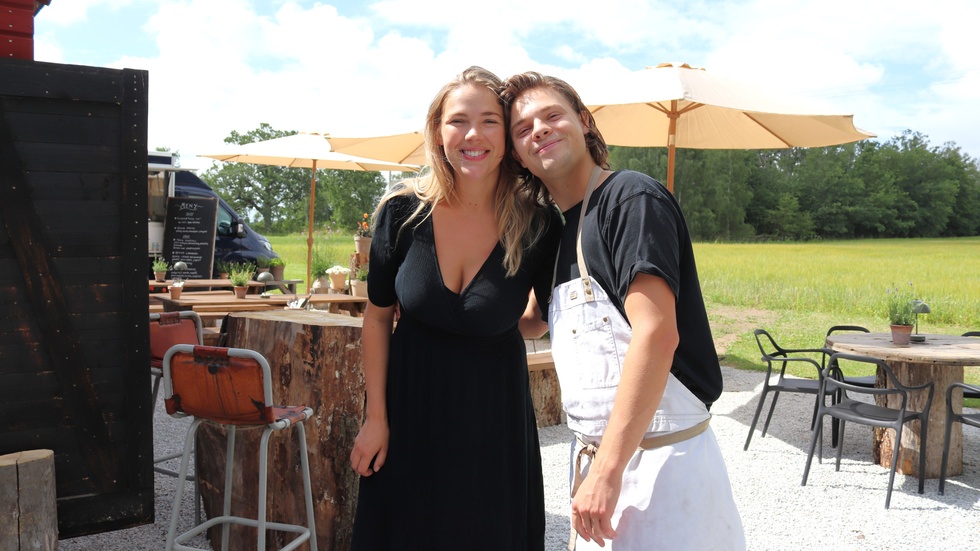 Nerverna är under kontroll på premiärdagen. Fabian Olli Johanson och Elin Hansson är nöjda med den inbjudande uteservering som de skapat i anslutning till foodtrucken hemma på Bottängen gård.