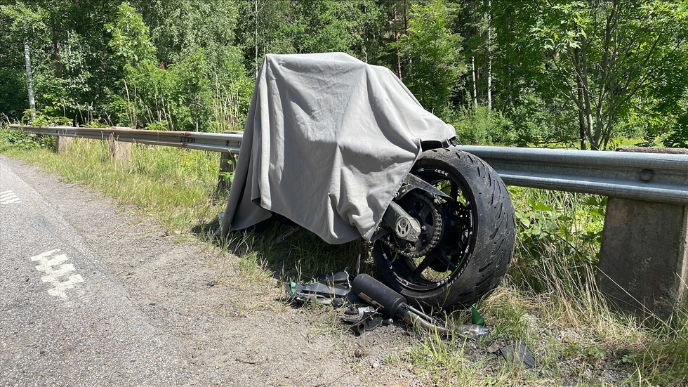 Polisen lade ett täcke över den inblandade motorcykeln i väntan på bärgning.