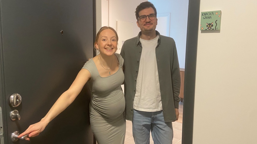 Välkomna in! Tova Aura och Isak Djäknestam Renström visar upp sin nyproducerade tvårumslägenhet i kvarteret Måsen.