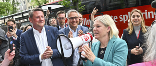 En bred kyrka utan glastak och med luftig vinnargemenskap