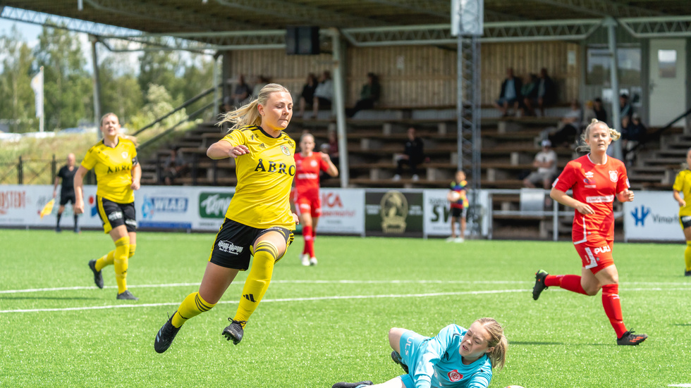 Frida Pöder gjorde tre mål mot Färjestaden. 