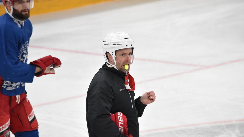 Hockeytränaren Stefan Hedlund har haft en utmanande säsong i schweiziska högstaligan. 