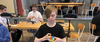 Här löser de tävlande en rubiks kub – på några sekunder