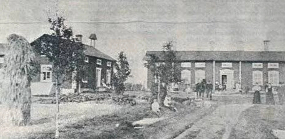 Fattiggården i Öjebyn som 1876 förvärvades av Piteå landskommun, till vilken även hörde ett jordbruk.