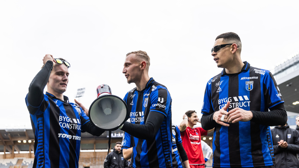 Noel Milleskog, Jakob Voelkerling Persson och Yousef Salech jublar efter 3-0 segern mot Halmstad.