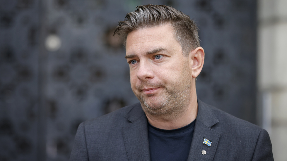 Sven Kullman tycker att Jimmy Jansson (S, bilden) borde ta skolpersonalens oro på större allvar och att hans ord i Eskilstuna-Kuriren nyligen var ett lågvattenmärke.