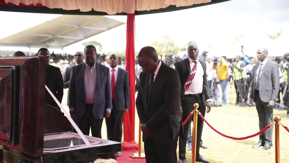 Kenyas president William Ruto framför Kelvin Kiptums kista under maratonstjärnans begravning.