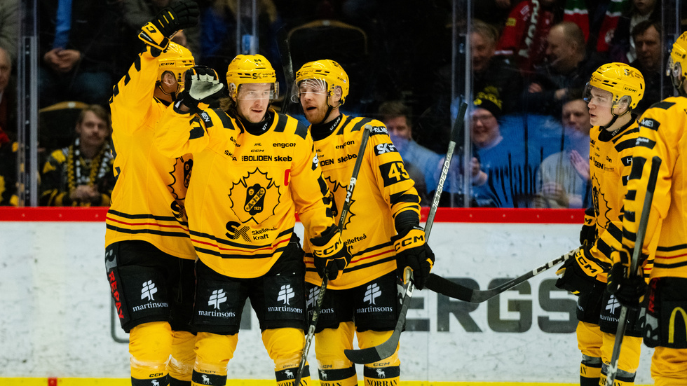 Jonathan Pudas jublar med lagkamraterna efter att lagkaptenen pangat in AIK:s andra mål i matchen.