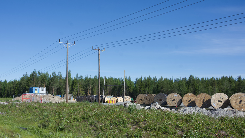 På den här platsen, bortanför ledningarna, kan det sättas upp entreprenörsbostäder nästa år. För närvarande håller Vattenfall Eldistribution, Luleå Energi och Lunet på att dra elledningar och fiber mellan Lerbäcken och Hertsöfältet. 