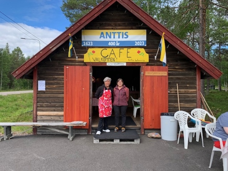 Lena och Sara stod för försäljningen denna helg.