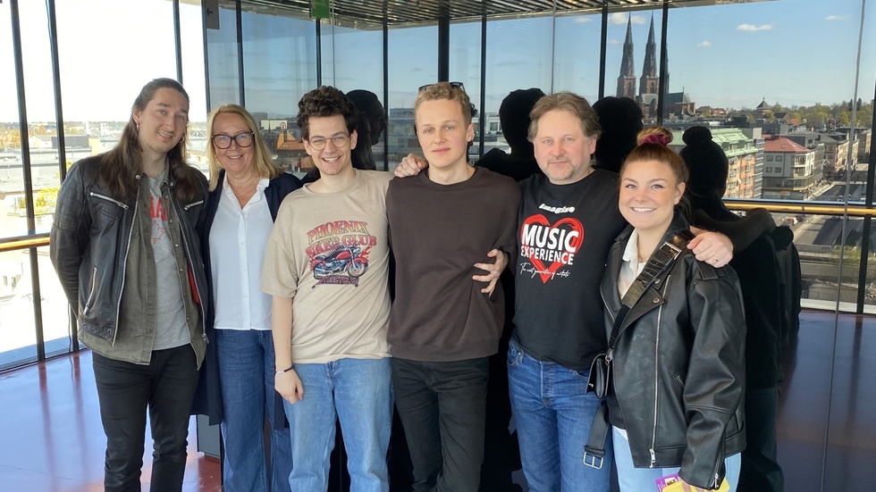 Projektledarna Gabbi Dluzewski, Katarina Bonander, Jimmy Bergwall och Biim Frischenfeldt tillsammans med två tredjedelar av Uppsalabandet Crack.