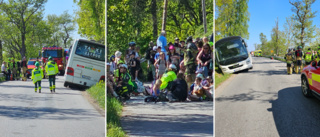 Buss med ett 40-tal andraklassare i diket på Strandvägen