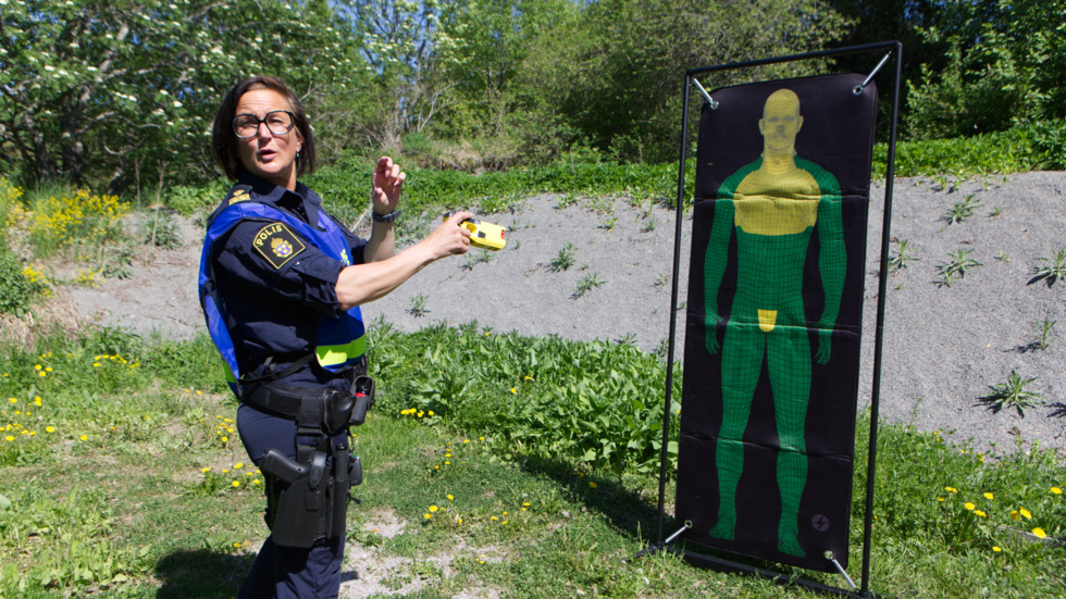 Polisens utbildningssamordnare Magdalena Johansson visar upp polisens nya elchockvapen. De gula områdena ska man inte träffa för att undvika sekundärskador.