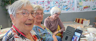 Här tar Elisabeth, 95 år, sitt livs första selfie