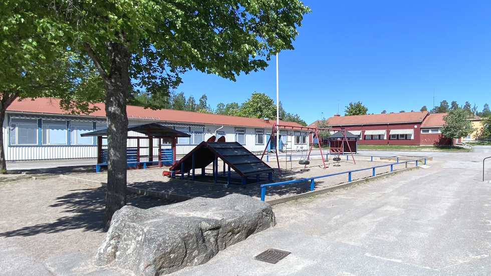 Svälthagsskolan dök upp i form av baracker för 60 år sedan på grund av brist på skolor. Det var då en tillfällig lösning som under åren har byggts om och varit välfungerande som liten skola, skriver Maria Gustafsson.