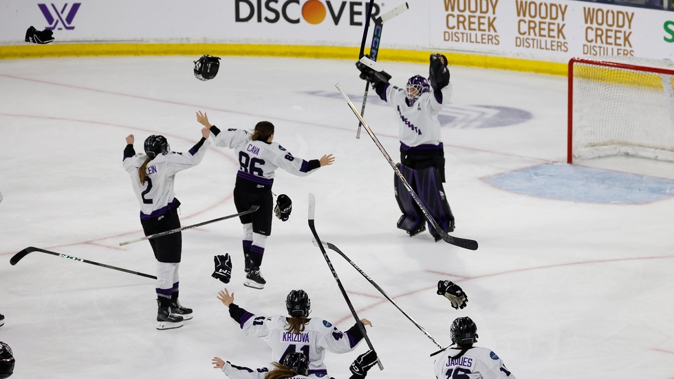 Minnesotaspelarna jublar efter att vunnit den första Walter Cup, PWHL-ligans slutspel, mot Boston den 29 maj. PWHL håller på att rita om hockeykartan i damvärlden.